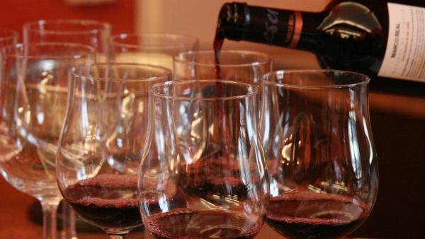 Copas y botella de vino tinto